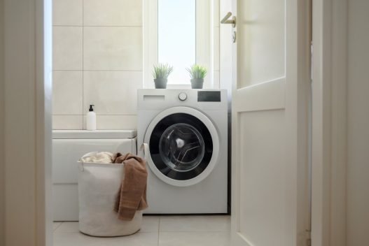 Vasketøjspose foran vaskemaskine
